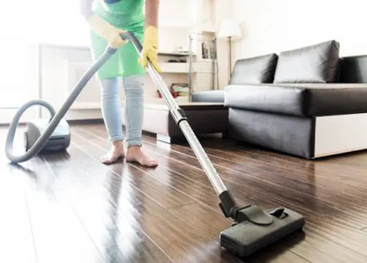 خادمات بالساعة في أم القيوين